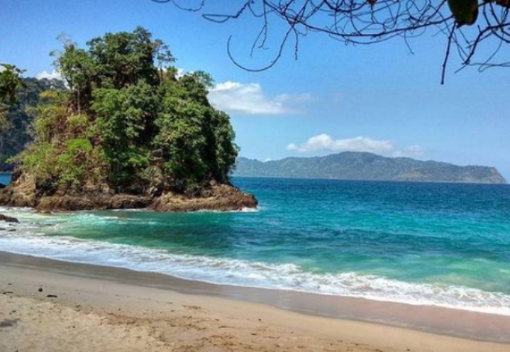 Keindahan Pantai Teluk dengan Pasir Lembut yang Menenangkan Jiwa